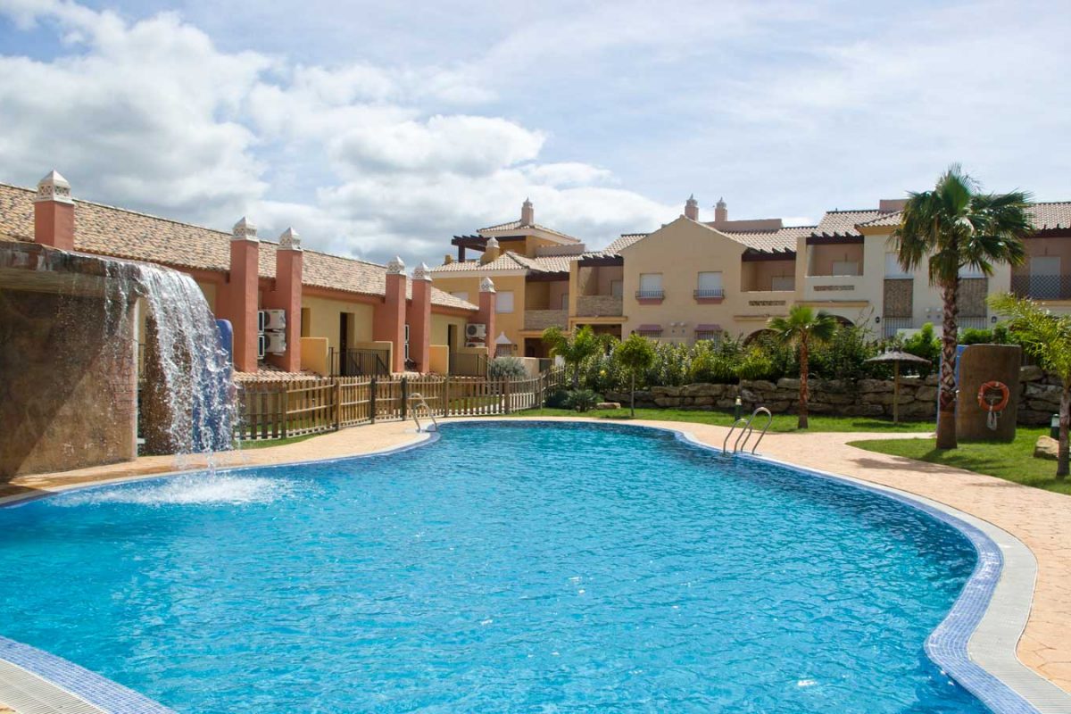 piscina de los apartamentos y villas zahara sol