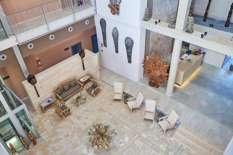 vista aerea del hall del hotel tarifa lances