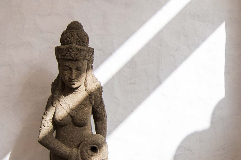 estatua en el hotel el cortijo de zahara