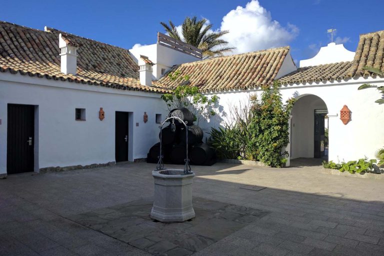 edificio principal del hotel el cortijo de zahara