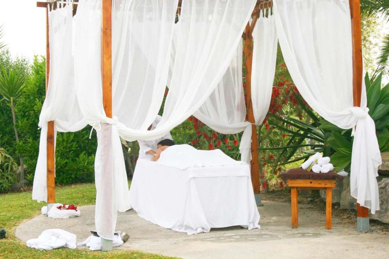 masaje en el exterior del hotel el cortijo de zahara