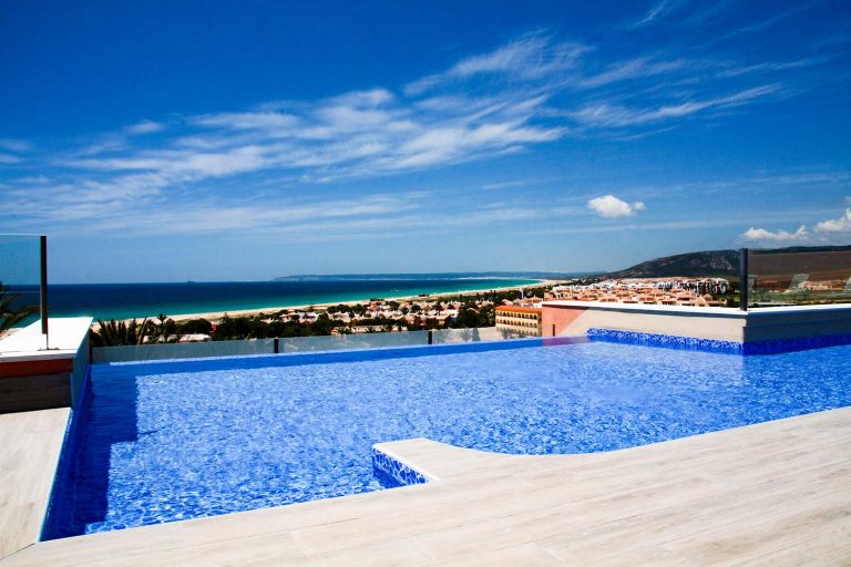 piscina infinity sky bar del hotel el cortijo de zahara