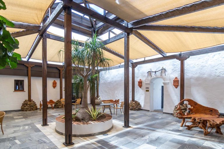 patio interior principal del hotel el cortijo de zahara