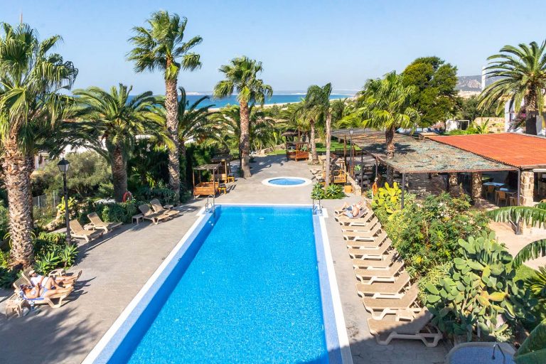 vista aerea de la piscina del hotel el cortijo de zahara