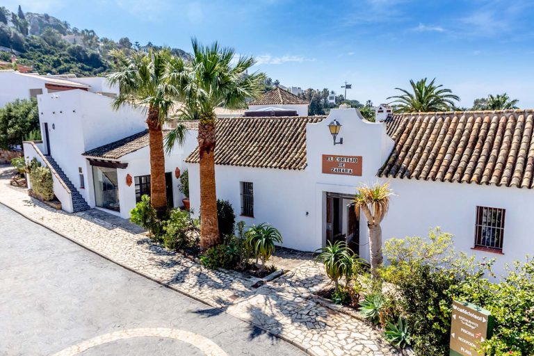 fachada principal del hotel el cortijo de zahara