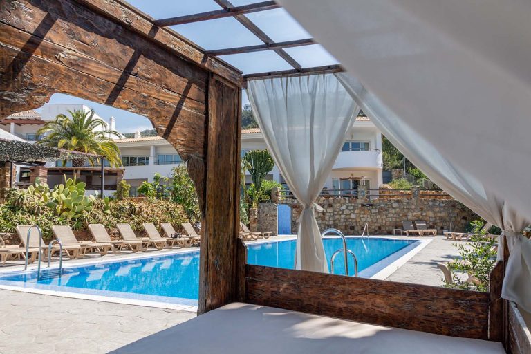 camas balinesas y piscina del hotel el cortijo de zahara