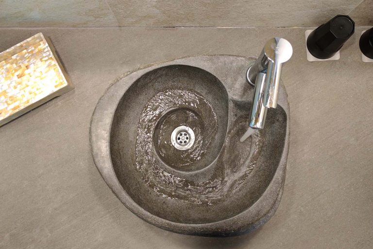 lavabo del baño de una habitacion del hotel el cortijo de zahara