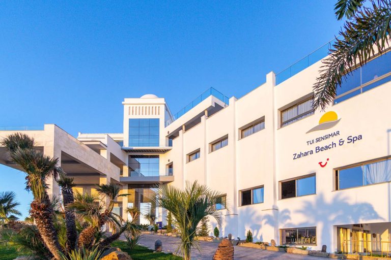 fachada principal del hotel zahara beach