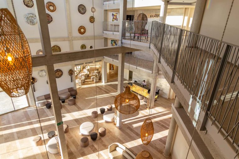 vista de la recepcion desde la segunda planta del hotel zahara beach