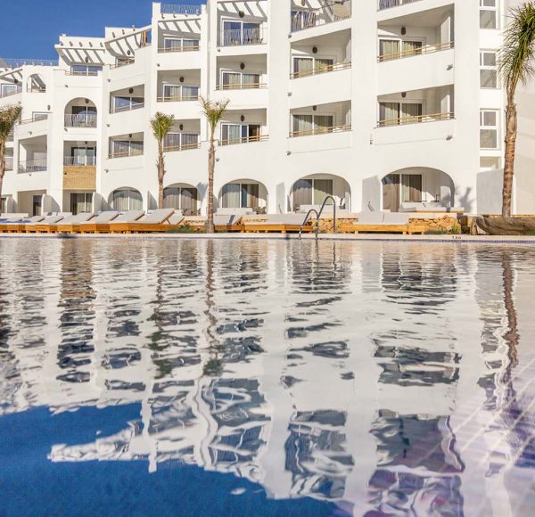 piscina del hotel zahara beach