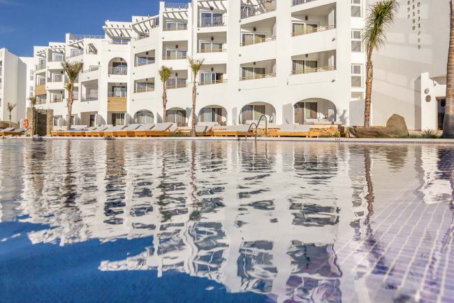 piscina del hotel zahara beach