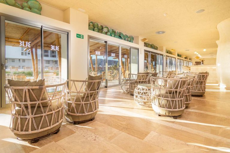 lobby bar del hotel zahara beach