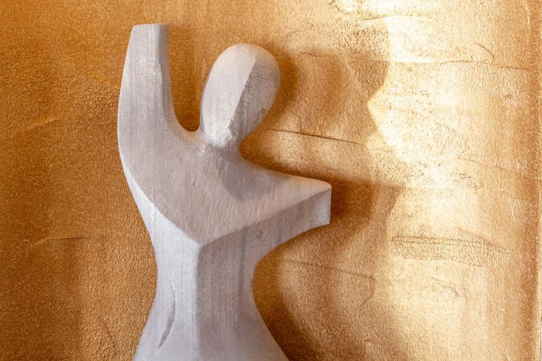 estatua en el hotel zahara beach