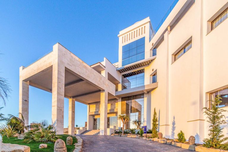 fachada principal del hotel zahara beach