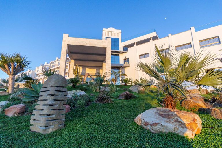 fachada principal del hotel zahara beach