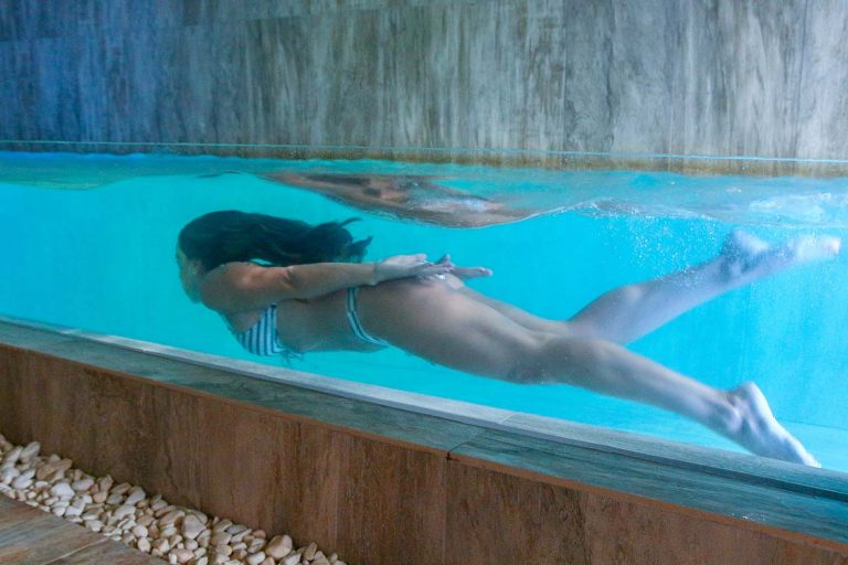 mujer buceando en la piscina wellness del hotel tarifa lances
