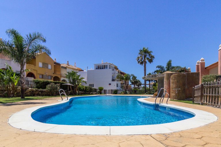 piscina de los apartamentos y villas zahara sol