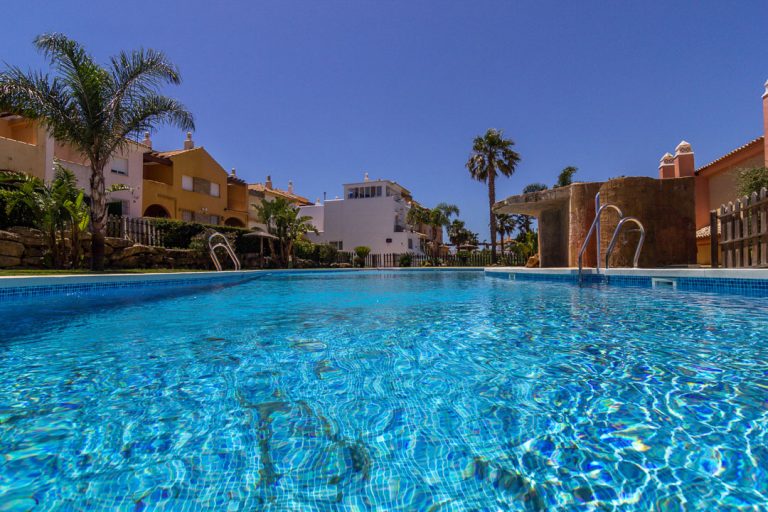 piscina de los apartamentos y villas zahara sol
