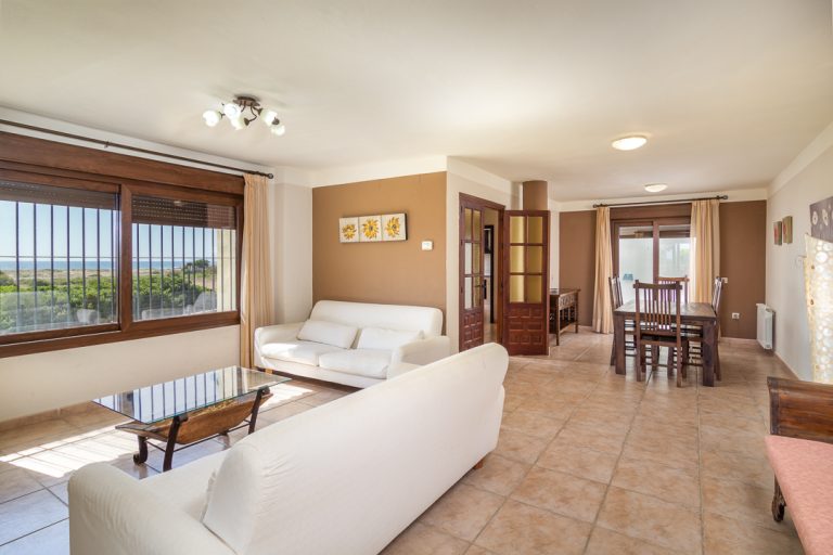 salón de una de las villas de zahara sol