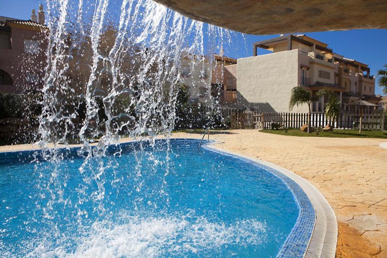 piscina de los apartamentos y villas zahara sol