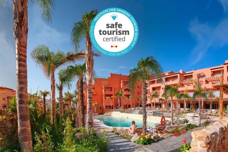 vista de la piscina del hotel tarifa lances