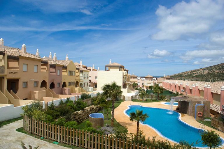 vista aerea de los apartamentos y villas zahara sol