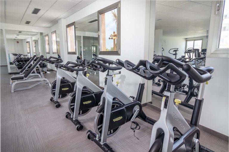 bicicletas elípticas en el gimnasio del hotel Zahara Beach