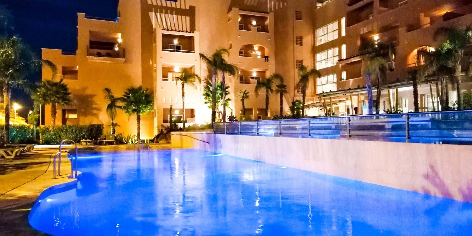 piscina iluminada noche hotel tarifa lances vista nocturna del hotel tarifa lances