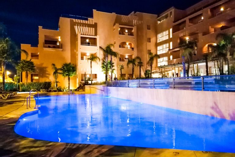 piscina iluminada noche hotel tarifa lances vista nocturna del hotel tarifa lances