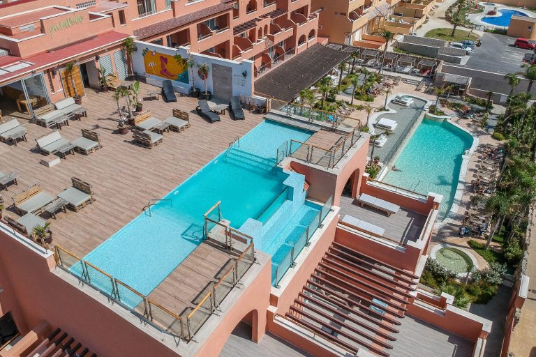 piscinas-hotel-tarifa-lances-low vista aerea del hotel tarifa lances