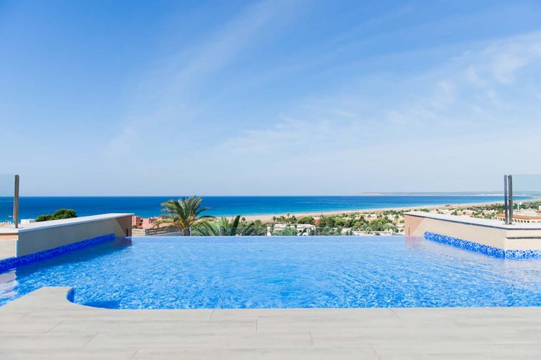 piscina infinity del hotel el cortijo de zahara