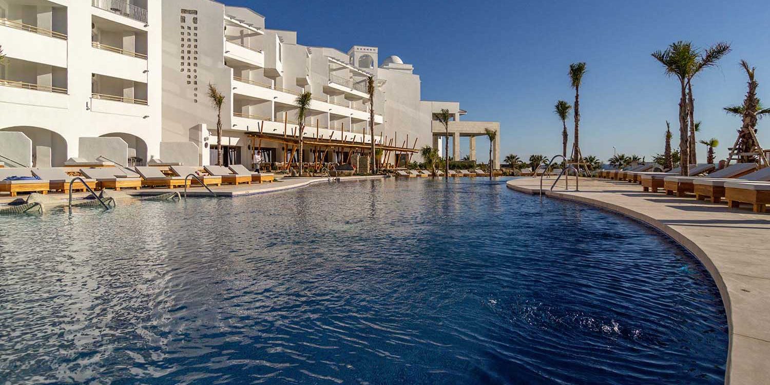 piscina del hotel zahara beach