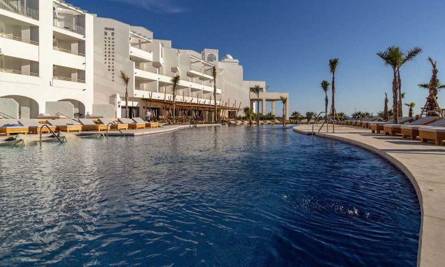 piscina del hotel zahara beach