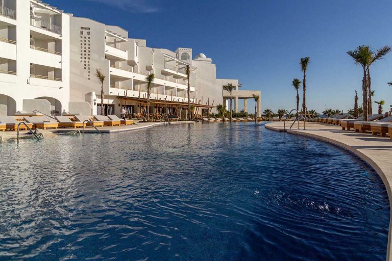 piscina del hotel zahara beach