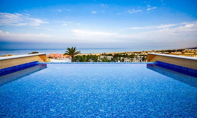 piscina infinity del hotel el cortijo de zahara