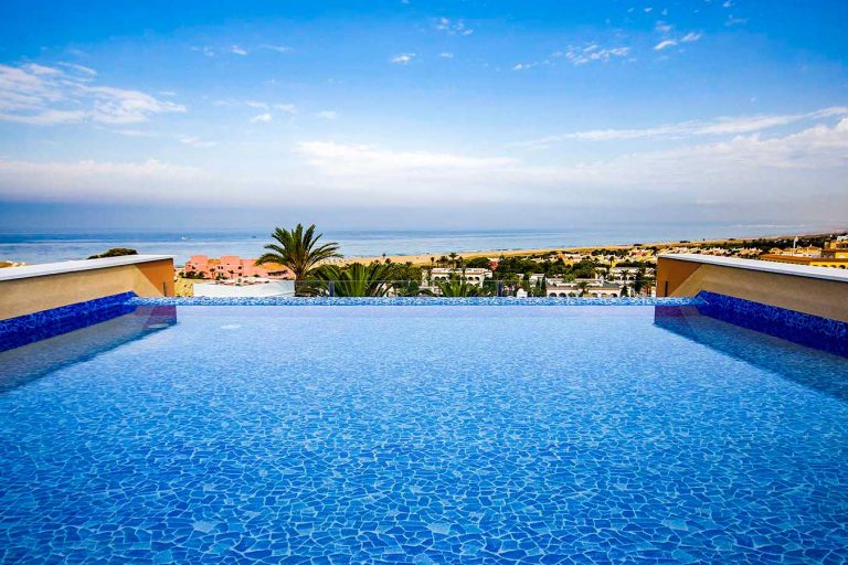 piscina infinity del hotel el cortijo de zahara