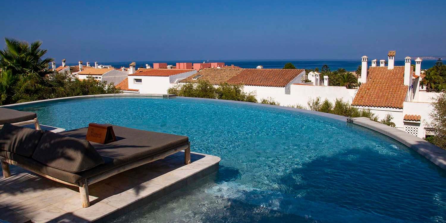 piscina infinity del hotel el cortijo de zahara
