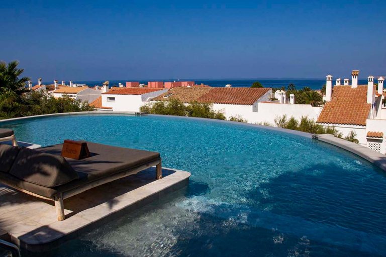 piscina infinity del hotel el cortijo de zahara