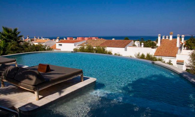 piscina inifinity en el cortijo de zahara