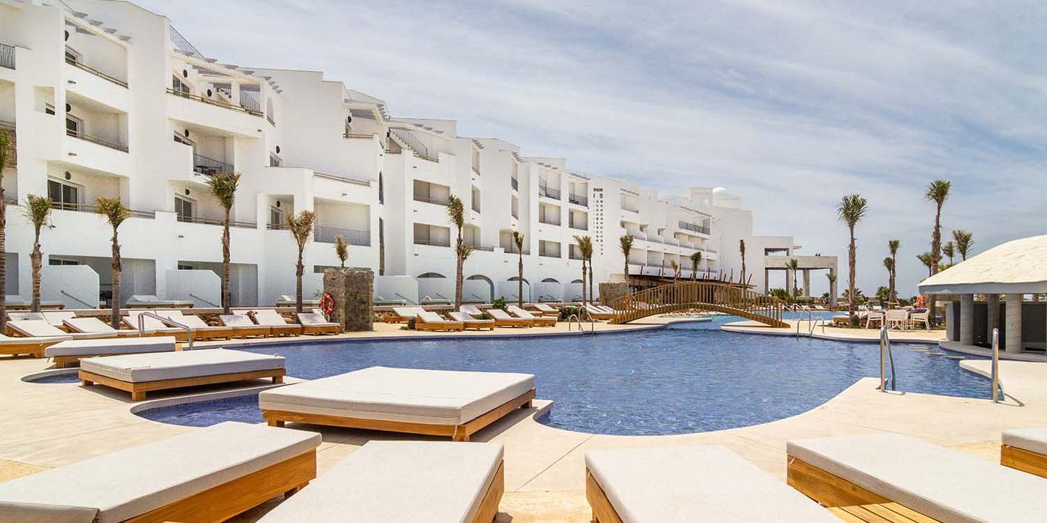 piscina con hamacas hotel zahara beach