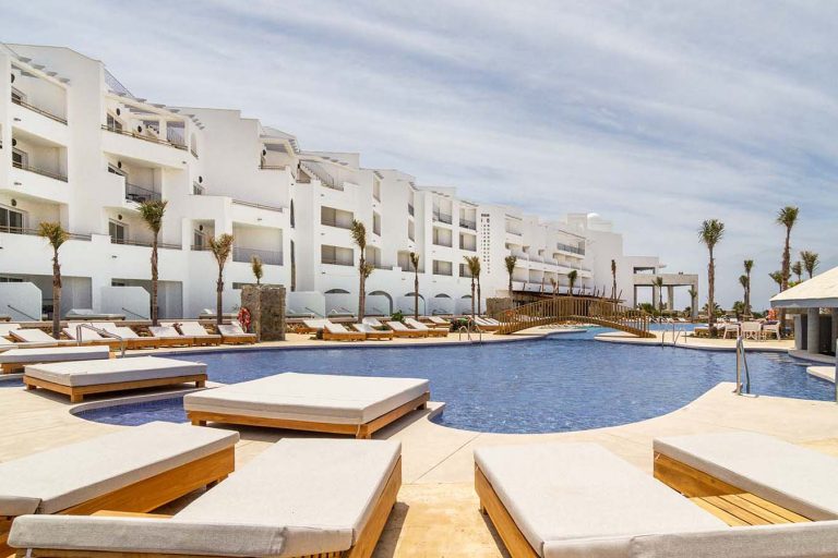 piscina con hamacas hotel zahara beach