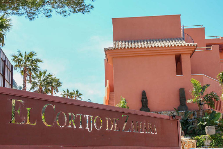 cartel de entrada a el cortijo de zahara