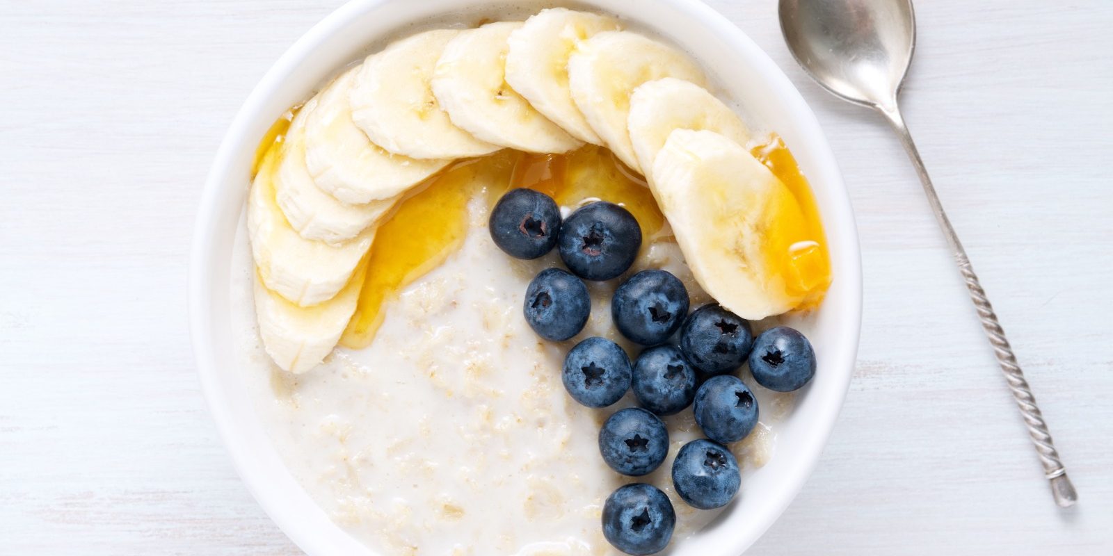 bol de avena con platano y arandanos