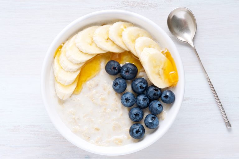 bol de avena con platano y arandanos