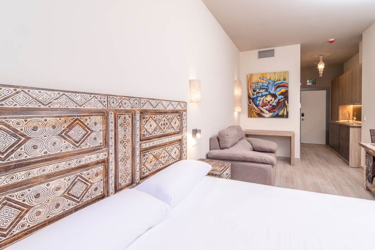 cama doble y sofa en apartamento turistico