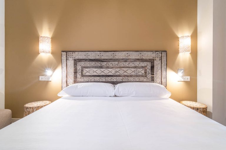 cama doble de apartamento turístico en tarifa cadiz