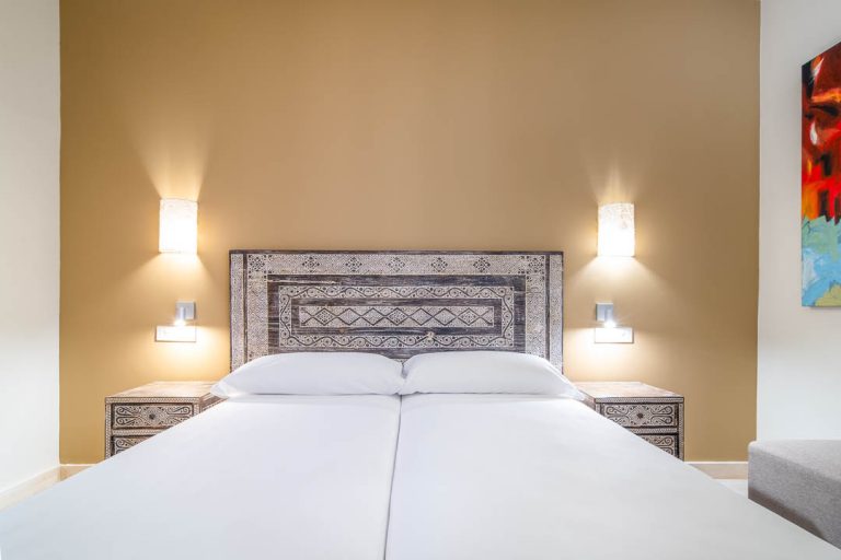 cama doble de apartamento turístico en tarifa
