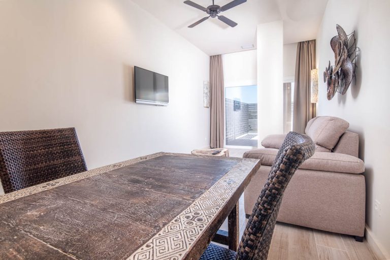 estudio superior con mesa, televisión y sofá en Tarifa