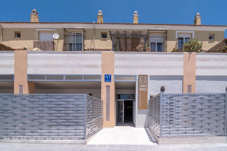puerta de entrada a apartamento turistico en tarifa