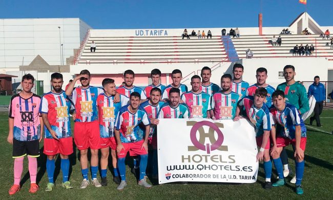 La UD Tarifa mostrando el patrocinio con Q Hotels